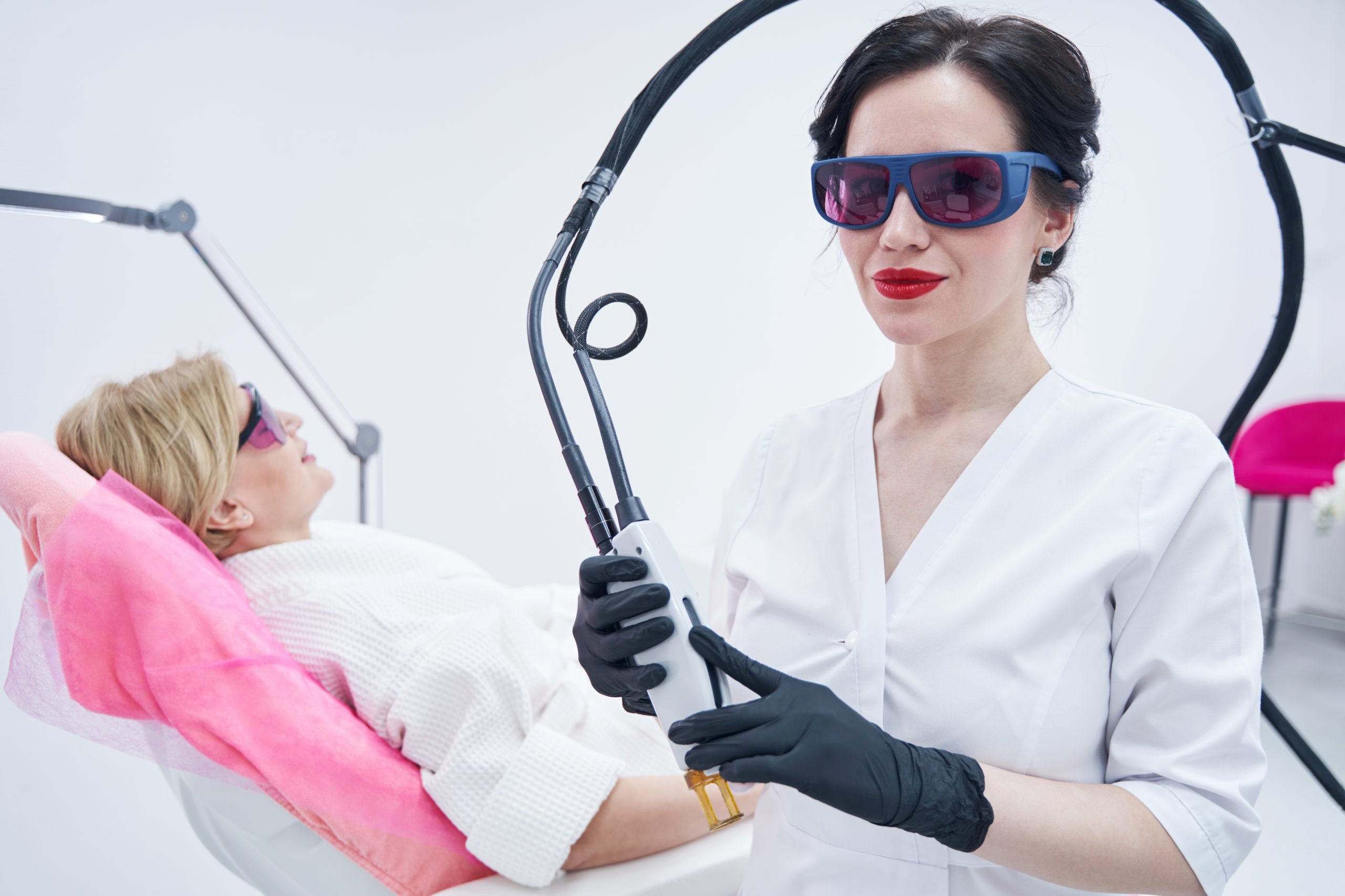 Laser frakcyjny nieablacyjny w Myślenicach: odmłodzenie skóry przez cały rok